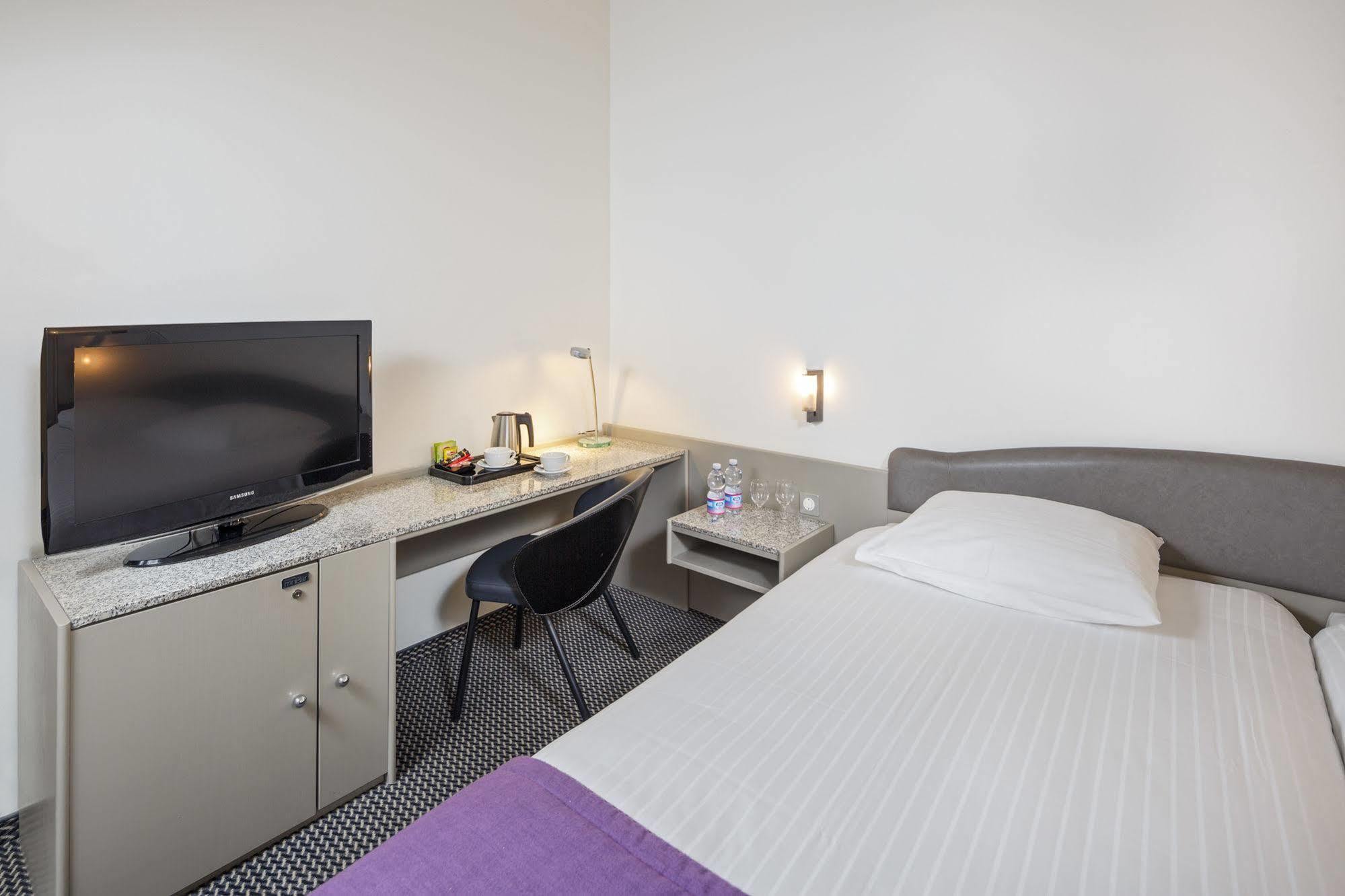 Hotel Fly Away クローテン エクステリア 写真
